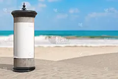 空空白圆柱广告柱广告牌模型与自由空间为您的设计在夏季沙滩海滩。3d渲染