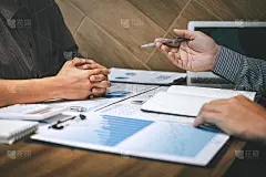 业务团队两名同事在会议中与合作伙伴演示项目进行交谈，工作分析，商业投资的Idea演示和战略计划