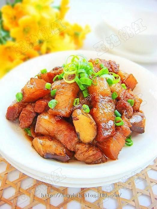 菱角烧肉】1.菱角掰壳
2.水里发入姜片...