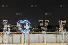 情人节概念钢爱用语形状装饰与蓝色灯光在前面的河流背景