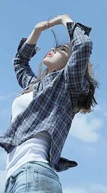 自下而上，望着天空的清新迷人格纹衬衣牛仔裤美女手机壁纸图片