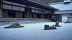 白砂石在月光的照耀下闪着青光，岩石仿佛变得昏黑，枯山水宛如成为一片微波荡漾的蔚蓝大海，曾目睹此情此景的人应该无不被这一幕所震慑。枯山水这门“净、空、无”的禅意艺术，以“枯”将世界凝固成静止的永恒，现世的烦忧在这片宁静的咫尺天地中将获得释怀。▲ 建长寺法堂