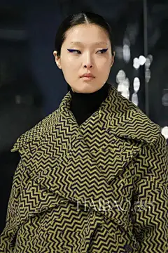 究竟什么是欧普艺术？_art : 欧普艺术盛行于1960年代，运用视觉的扭曲、错视、律动、及空间上的幻觉，亦称为视觉艺术或知觉抽象，欧普艺术也称光学艺术，幻觉艺术，纯以几何形为主，表现复杂的视觉效果。 本期时装档案，海报编编就带…