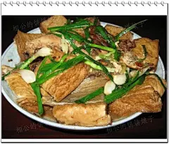 如何做《厨艺小秘诀》之温水白醋去鳝污，鳝卷焖前先泡油