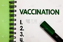 显示疫苗接种的手写概念。商业照片展示治疗，使身体更强壮，对抗感染标记在笔记本白色页交流思想信息。