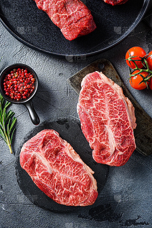 生蚝牛排在石头和肉屠夫切刀，大理石牛肉与...