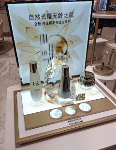 歪歪歪不楞登采集到直播间 橱窗 美展