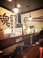 选了一家拉面店，在门口贩卖机上点餐后进去就会有服务员接待，拉面馆都是这样食堂般的设置，即使一个人吃饭也不会觉得孤单哦。,蘑菇绿