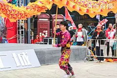 东方腔调、国潮出征！世界这么大，出去看看才知道原来庙会也很潮！_传统 : 一场以国潮为元素的庙会文化节，让潮流文化与中国传统文化在这里交汇、融合。这场据说潮爆了的庙会节到底怎么样？ 蓝红色为主色调的龙门、长长的红毯，过年的气氛与国潮范从大门口就开始了。 1月1…