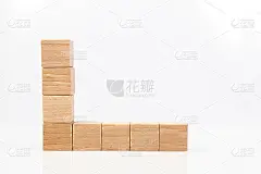 白色背景上的木制立方体