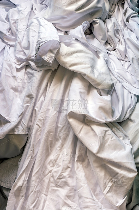 脏的白衣服在洗衣房