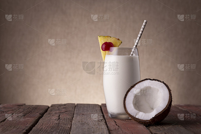 椰汁鸡尾酒和新鲜椰子