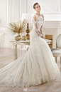 Atelier Pronovias 2014婚纱系列，整体颜色为白色和金色，金色的圆形珠片与白色的叶子形珠片是镶嵌的重点，金色的刺绣与水晶色串珠相呼应也使得婚纱显得更加华美奢华。