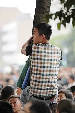 昆明“小升初”万名学生赶考 特警维持秩序_网易新闻