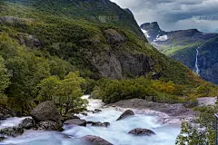 徒步前往挪威维斯兰约斯达尔布林国家公园的约斯达尔布林(Briksdalsbreen, Briksda