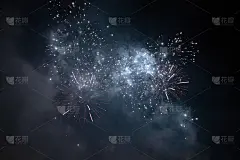 用烟花庆祝新年