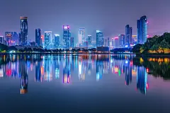 海滨城市高楼外观夜景