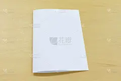 木桌上的白纸。