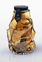 来自塞尔维亚设计师Tamara Mihajlovic为BEEloved品牌蜂蜜设计的包装，类似于不规则钻石切割的多棱玻璃面设计，错落有致，质感华丽，让蜂蜜本身的晶莹剔透一览无遗，更加甜蜜诱人。透过绵密通透的蜂蜜，蜂巢似的内饰若隐若现，一股原汁原味之风扑面而来，让人欲罢不能，忍不住带上一瓶。
