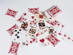 定睛一看，这副扑克牌真得有点像假的 | TOPYS创意内容平台