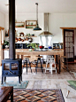 #生活的理想主义# 在开放式厨房搞一个木质的中岛吧台，让自然的浅色调铺满你的家。 ​​​​