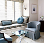 家居设计师尧小姐独立沙发，值得一提此区域的是配色。以蓝、白、木色为主，并通过沙发、坐垫靠包，以不同的图案呈现，流露出一丝淡淡的现代式中国风。
