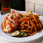 超级想吃lobster roll 就爱那种龙虾肉多到满出来的感嚼！午餐来一份吗？
