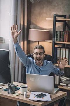 年轻的留着胡子的办公室职员戴着眼镜，看起来很开心