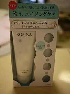 http://www.douban.com/photos/photo/1543530981/ 【sofina新出的一款洗面奶，和fancl一样也是用工具起泡的，而且比fancl容易出泡，不过这泡可真的比fancl绵密，细致，洗在脸上真的感觉好舒服！洗完一点都不感觉干燥！这款产品的卖点1个就是它的泡 2就是强调清洁干净但洗完脸很舒服很水润！反正大推荐！