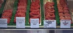 展示柜里的碎汉堡肉