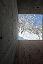 L型住宅/ Florian Busch Architects建筑事务所 特色住宅类




Hirafu L型住宅是位于日本北海道，Niseko的一个私人度假村。保持了史前年代的悬崖地形，该地是与Yotei 山的景色不相称的陡峭的斜坡地形。尽管距斜坡上的住宅（House on the Slopes）不远，这里的土质条件却大不相同，因此，挖掘山将需要大量的加筋土挡墙，这样会不可避免的增加成本。基于这些限制，为了利用该地的景色，我们提议在树林中建房。





该房......