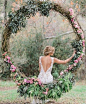 婚礼上的创意装饰元素--秋千 : 鲜花装饰的秋千是户外婚礼上可以采用的创意装饰元素，作为新人特别的拍照留影区
