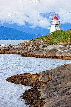 峡湾海岸的灯塔