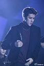 【#韩星行程#】吴世勋SEHUN【2015mama】手持美丽鲜花的男子~~~~来源：#咪饭#~~更多戳： O网页链接