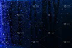 蓝色灯光下，窗户玻璃上的雨滴特写。湿玻璃上的夜光反射。滴背景纹理