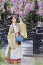 「 庭院深深深几许，莹莹烛火映天明。 」
