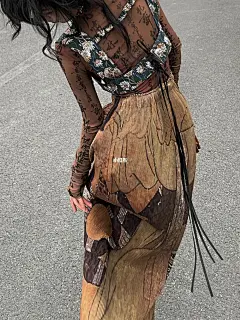 OOTD“风情万种”新中式这套真的好绝 救命！ : 开春第一套新中式穿搭！ 真的好御我太爱了 这套你们不喜欢我真的会伤心好吗 . . ▪️书法打底衫就很好穿 叠一个抹胸吊带很nice ▪️裙子好显瘦！而且特别显身材 一整个就是风情万种的大姐姐 .