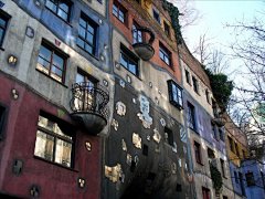 《非理性存在》百水（Friedensreich Hundertwasser）大概是奥地利20世纪最国宝级的人物，哪哪儿都能看见他的“艺术名片”。从建筑规划到厕所装修、从绘画雕塑到哲学政治...他几乎什么都做。其中最有名的就是“百水建筑”了，与高迪一样他反对直线，但他更依赖色彩。作品历代记戳→O网页链接