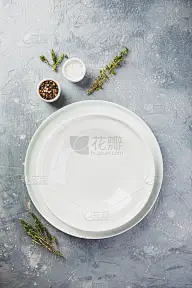 餐具，意大利面，西红柿和香草