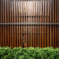 沿街临时围界空间 Chalearmnit 53 Site Hoarding / Archive Studio : Archive Studio ：委托为 Areeya房产集团设计展示区的临时入口空间，包括一个临时围墙和临时车行入口，Chalearmnit 53的外立面采用了一系列的格栅，打造出通透的半围合的沿街围界空间。
