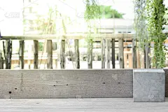 木桌与铁盒子和篱笆的背景