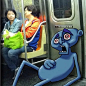 纽约的艺术家Subway Doodle平时乘坐地铁的时候，总会带上他的iPad，然后把眼前的东西拍照下来之后在上面创造出一些蓝色的小怪兽融合在场景里，仿佛就像真的存在一样