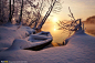 【沙图拉日出】俄罗斯沙图拉（Shatura）附近的白湖。一月清晨的气温是摄氏零下25度。发电厂让湖水免于结冻。雾、雪和阳光营造出美丽的景观。 Photograph by ALEXEY KHARITONOV  我喜欢看「国家地理每日精选」 http://dili.bdatu.com/down/ 