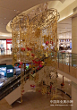 2012北京国贸商城圣诞节美陈布置--两个圆形金色亮片组成的圣诞节题材的吊挂