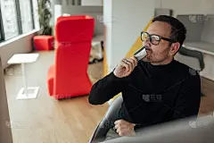 自信的白种人，购物后亲吻自己的信用卡。