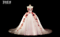 ShiniUni婚纱高级定制作品《Cee Bloom》 By @Shiniuni高级婚纱定制礼服定制 : 当初最奇妙的是，不同光线下，她总是呈现出不同的色彩组合。在这里每一片花瓣都是手作的，逐一上色，再造型成花。
