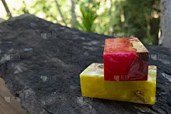 铸造环氧树脂稳定阿夫泽里亚树刺异国木材红黄色背景，抽象艺术图片照片，印刷设计和您的广告，混合