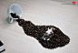 【华为的防水手机 】
2009戛纳广告节中国获奖平面作品。有了这个防水手机，倾倒咖啡在手机上就像倾倒咖啡豆一样没事。