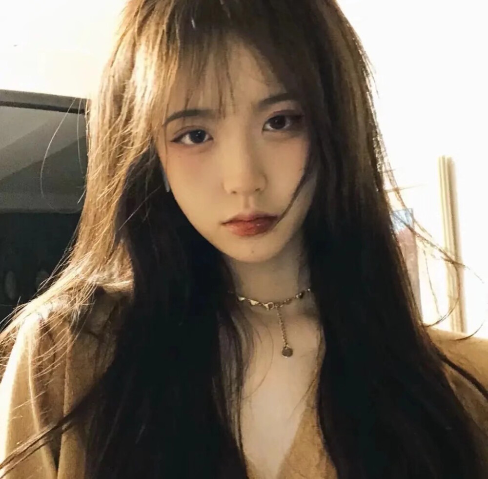 美丽的年轻亚洲女人与干净的新鲜的皮肤在白色的背景面部护理面部治疗美容美容和水疗亚洲妇女肖像_美女照片