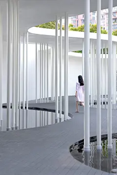 美学体验类 | 领地悦府 - hhlloo : 天府成都，新都核心，比邻川音，独特的地理区位是领地悦府项目展开设计的原点，在成都市新都区，四川音乐学院是最闪亮的名片，八十载川音，人才济济，星光熠熠。在川音的学院路南，领地悦府与川音毗邻，借一偶星光，点亮艺术星河，向艺术致敬，构建城市共享与销售展示二合一双重界面，让景观开敞，面向城市